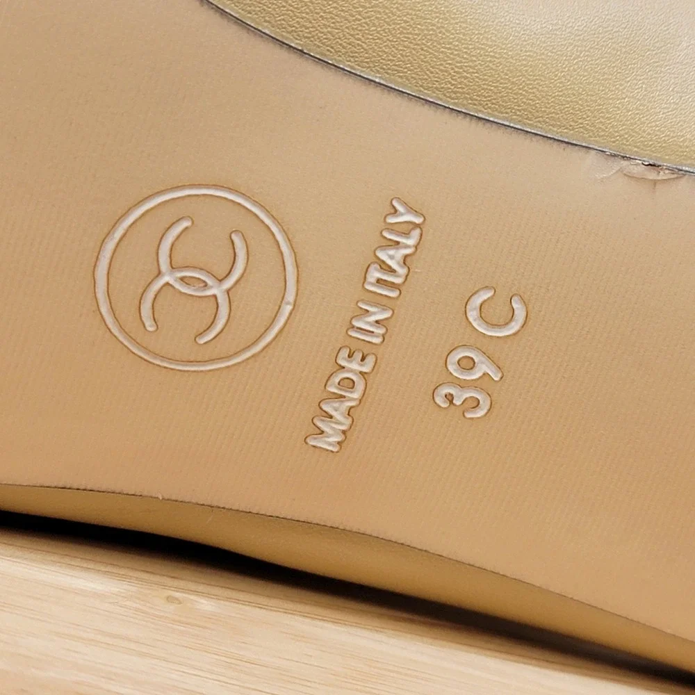 CHANEL Cap Toe Heels Beige Black Leather Block Heel Pumps Made‎ in Italy Size 39